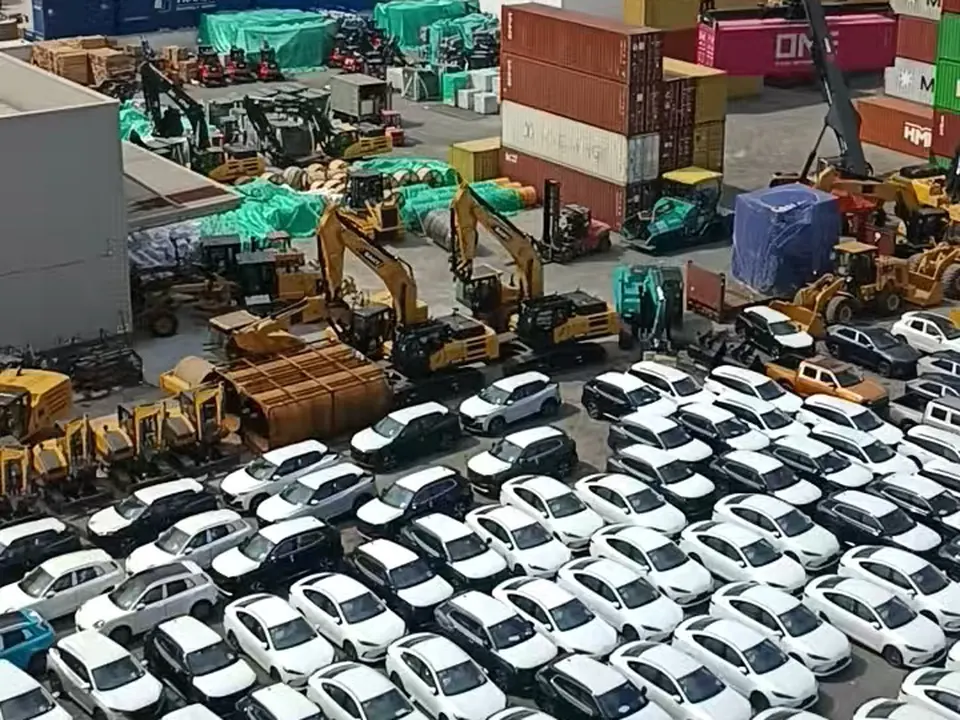 Patio de embarque — cientos de unidades listas para exportación