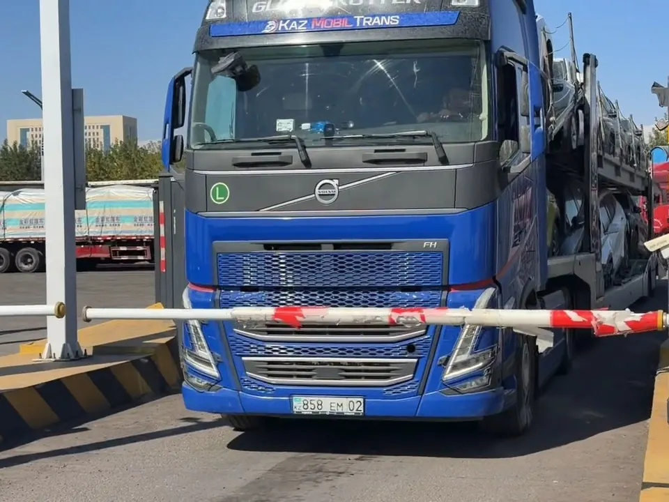 Transporte terrestre — camiones partiendo para entrega transfronteriza