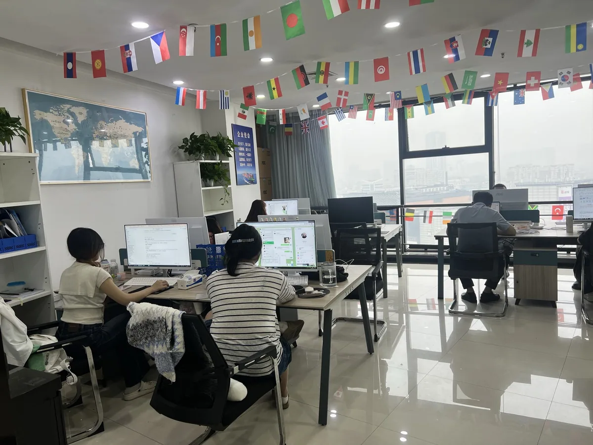 Equipo de exportación trabajando: cotizaciones, sourcing y documentos