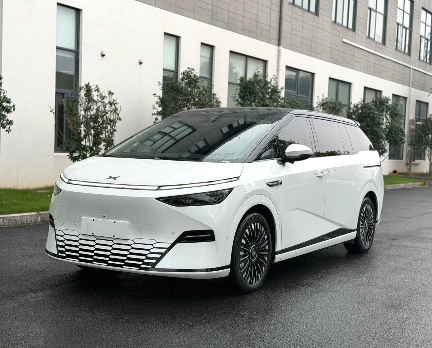 XPeng X9 موديل 2025